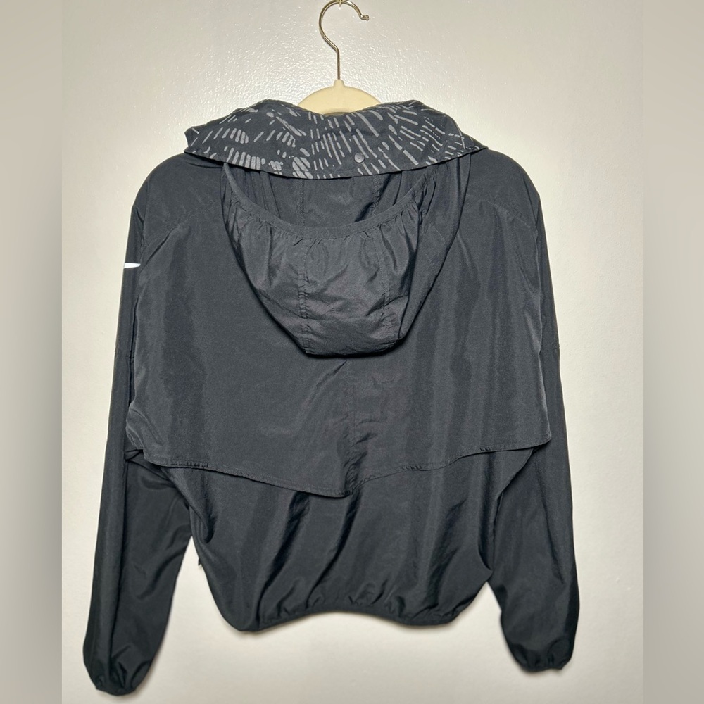 Nike Women's Run Division jacket (Style DD6462-010) - Picture 3 of 6